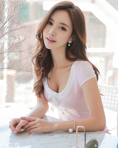 小個子女生適合什么發(fā)型？蓬松隨意效果