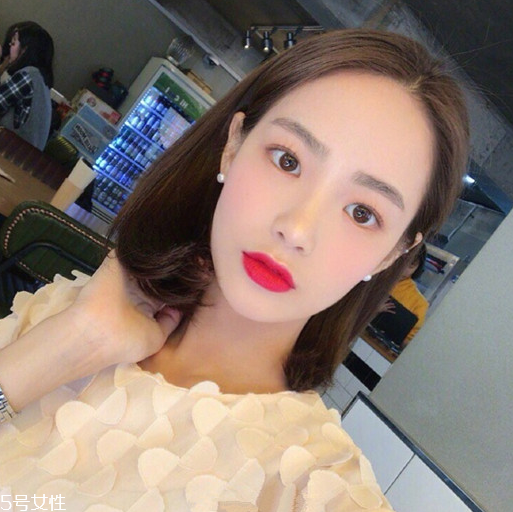 齊肩直發(fā)染什么顏色好看？簡(jiǎn)單好看的齊肩發(fā)扎法