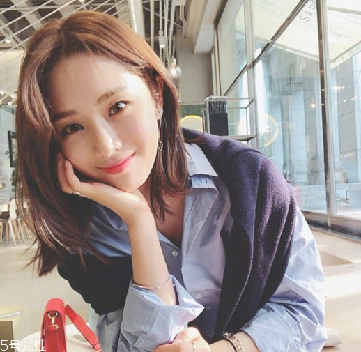 小波浪卷發(fā)怎么打理？焦糖色頭發(fā)超百搭