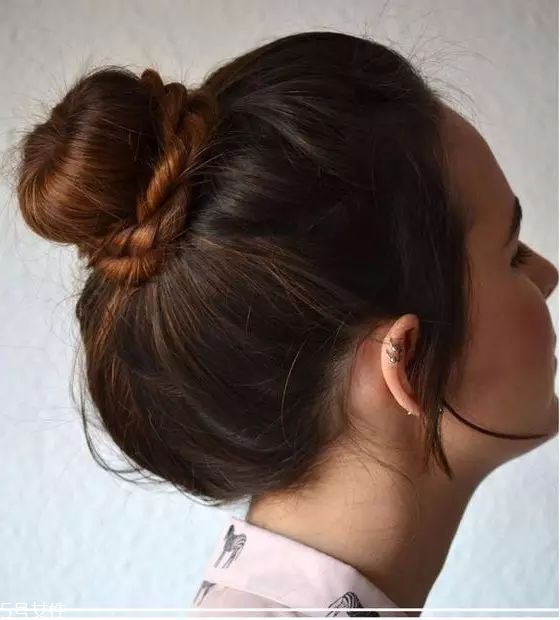 冬天系圍巾怎么扎頭發(fā)？適合搭配羽絨服的發(fā)型