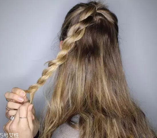女生冬天長發(fā)怎么編好看？長發(fā)妹紙才懂得的痛