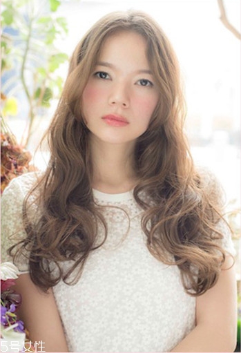 小個子女生適合什么發(fā)型？蓬松隨意效果