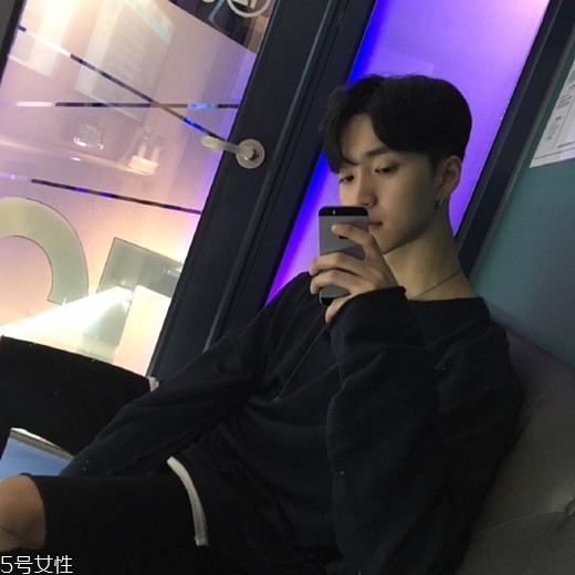 2022最流行發(fā)型顏色男生？男生潮流發(fā)型