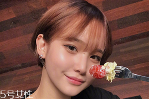 2018冬天流行什么發(fā)色？簡單漂亮的披肩發(fā)