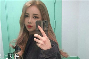 秋冬適合什么顏色的頭發(fā)？再燙個卷發(fā)更秋冬