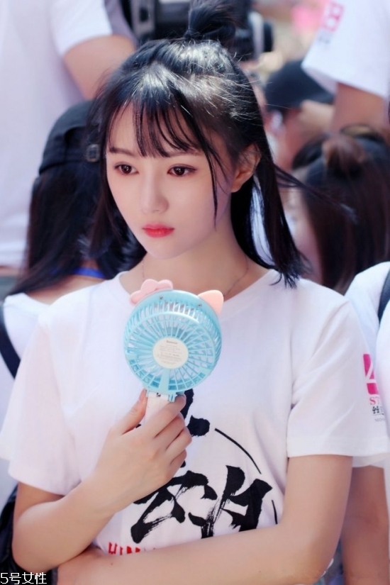 2018冬天流行什么發(fā)色？簡單漂亮的披肩發(fā)
