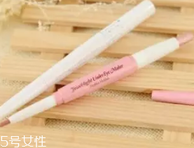 臥蠶和眼袋的區(qū)別是什么？臥蠶是肌肉眼袋是肥肉