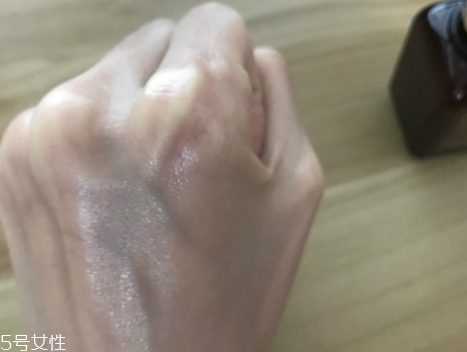 雅詩蘭黛適合油性皮膚嗎？