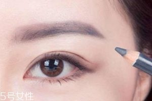眉筆顏色怎么選擇？與發(fā)色一致不出錯