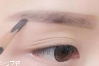 眉筆顏色怎么選擇？與發(fā)色一致不出錯