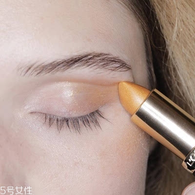 金色口紅怎么搭配好看？這樣輕松駕馭