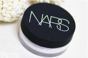 NARS蜜粉餅好用嗎？上班族控油神器