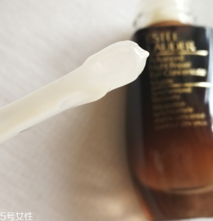 雅詩(shī)蘭黛精華液多少錢(qián)？年輕肌膚的秘密