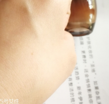 雅詩(shī)蘭黛精華液多少錢(qián)？年輕肌膚的秘密