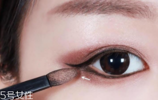 內(nèi)雙怎么畫眼影？使用啞光OR微珠光眼影