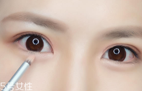 內(nèi)雙怎么畫眼影？使用啞光OR微珠光眼影