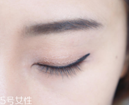 內(nèi)雙怎么畫眼影？使用啞光OR微珠光眼影