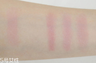 makeup revolution心形腮紅好用嗎？微閃蜜桃色彩
