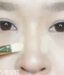 怎么把鼻梁畫高？小白都能駕馭的四步鼻梁修容法