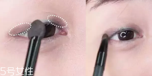 眼皮腫適合什么眼影？選用啞光色避開珠光色