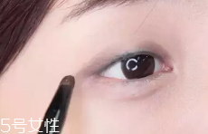 眼皮腫適合什么眼影？選用啞光色避開珠光色