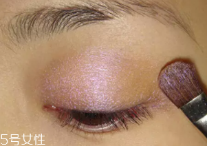 紫色眼影怎么畫好看？淡紫色超有女人味