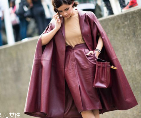 酒紅色衣服怎么搭配？女人味十足的冬日穿搭
