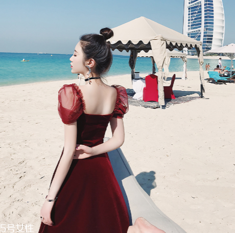 酒紅色衣服怎么搭配？女人味十足的冬日穿搭