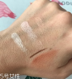 makeup revolution心形腮紅好用嗎？微閃蜜桃色彩