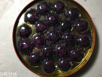 墨紅玫瑰和金邊玫瑰哪個(gè)好？墨紅玫瑰更勝一籌