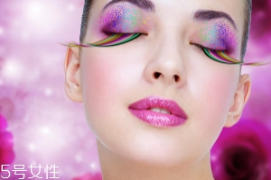 腮紅和口紅如何搭配？色彩不要太多