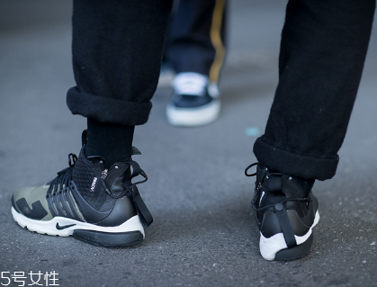 運(yùn)動(dòng)鞋鞋底變硬怎么辦？放太久或者已老化
