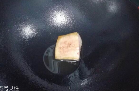 琺瑯鍋可以炒菜嗎？要選對(duì)琺瑯鍋