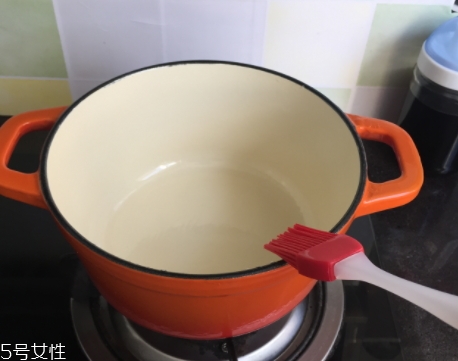 琺瑯鍋和玻璃鍋哪個(gè)好？附上用琺瑯鍋燒菜過(guò)程