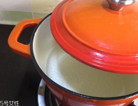 琺瑯鍋和玻璃鍋哪個(gè)好？附上用琺瑯鍋燒菜過(guò)程