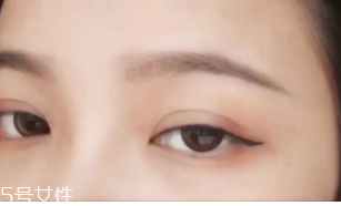眼線畫歪了怎么辦？干脆暈成煙熏妝