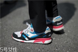 運動鞋不防滑怎么辦？一盒創(chuàng)可貼就能解決