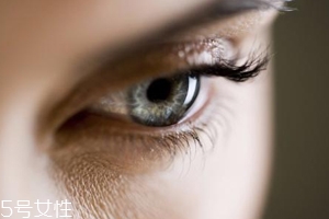 冬天用什么眼霜？抗皺眼霜對(duì)抗干燥肌