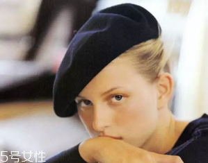 戴什么帽子顯臉小？寬檐帽讓臉看起來(lái)小