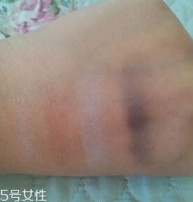 雅詩(shī)蘭黛眼影盤怎么用？