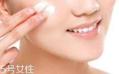 隔離霜可以直接涂在臉上嗎？要用補(bǔ)水產(chǎn)品打底才好