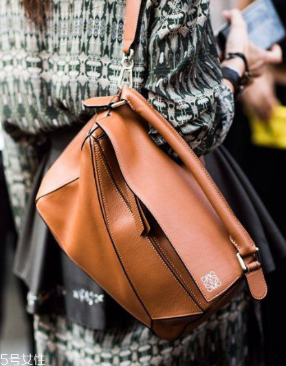 loewe是幾線品牌？時尚界的it bag