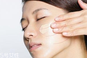 BB霜卡粉怎么辦？妝前敷面膜預(yù)防卡粉