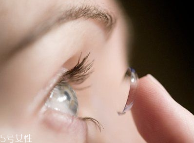 美瞳一天戴多長(zhǎng)時(shí)間？美瞳的正確佩戴方法