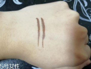 kiss me眼線筆怎么卸？卸妝水直接擦拭即可