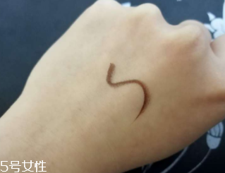 kiss me眼線筆怎么卸？卸妝水直接擦拭即可