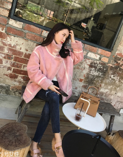 粉色外套怎么搭配？粉嫩少女系穿搭