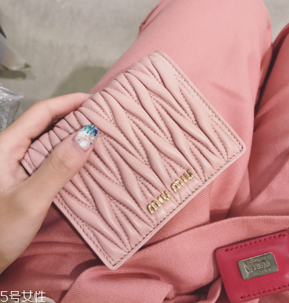 miumiu是什么旗下的？明星偏偏鐘愛(ài)它