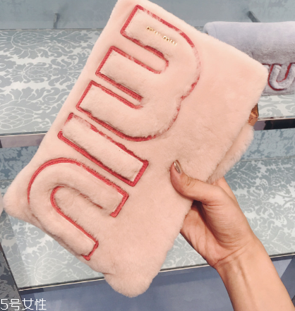 miumiu是什么旗下的？明星偏偏鐘愛(ài)它
