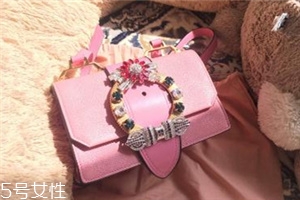 miumiu是什么旗下的？明星偏偏鐘愛(ài)它